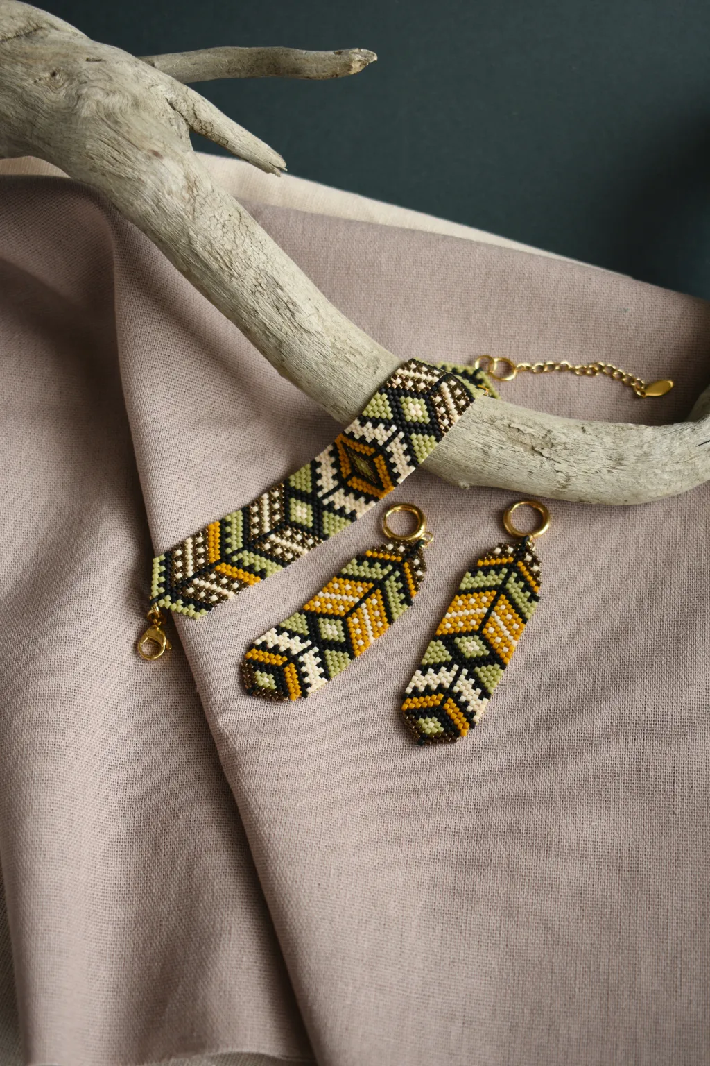 Сет из серёжек и браслета в зеленых тонах