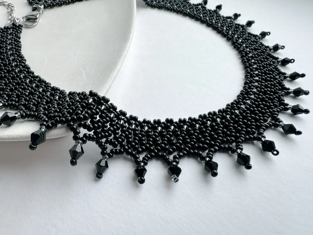 Чёрное колье из бисера