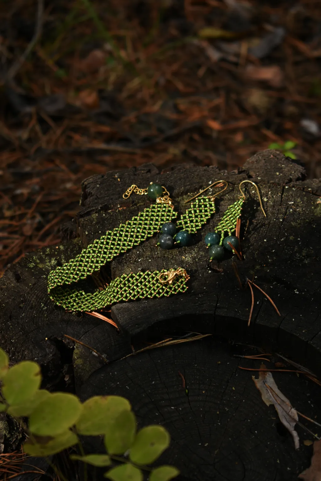 Сет из ажурного браслета и серёжек из бисера