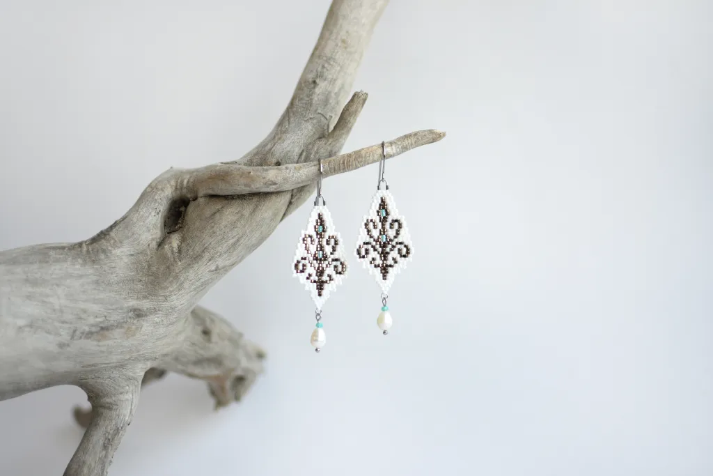 Белые серьги из бисера с жемчугом