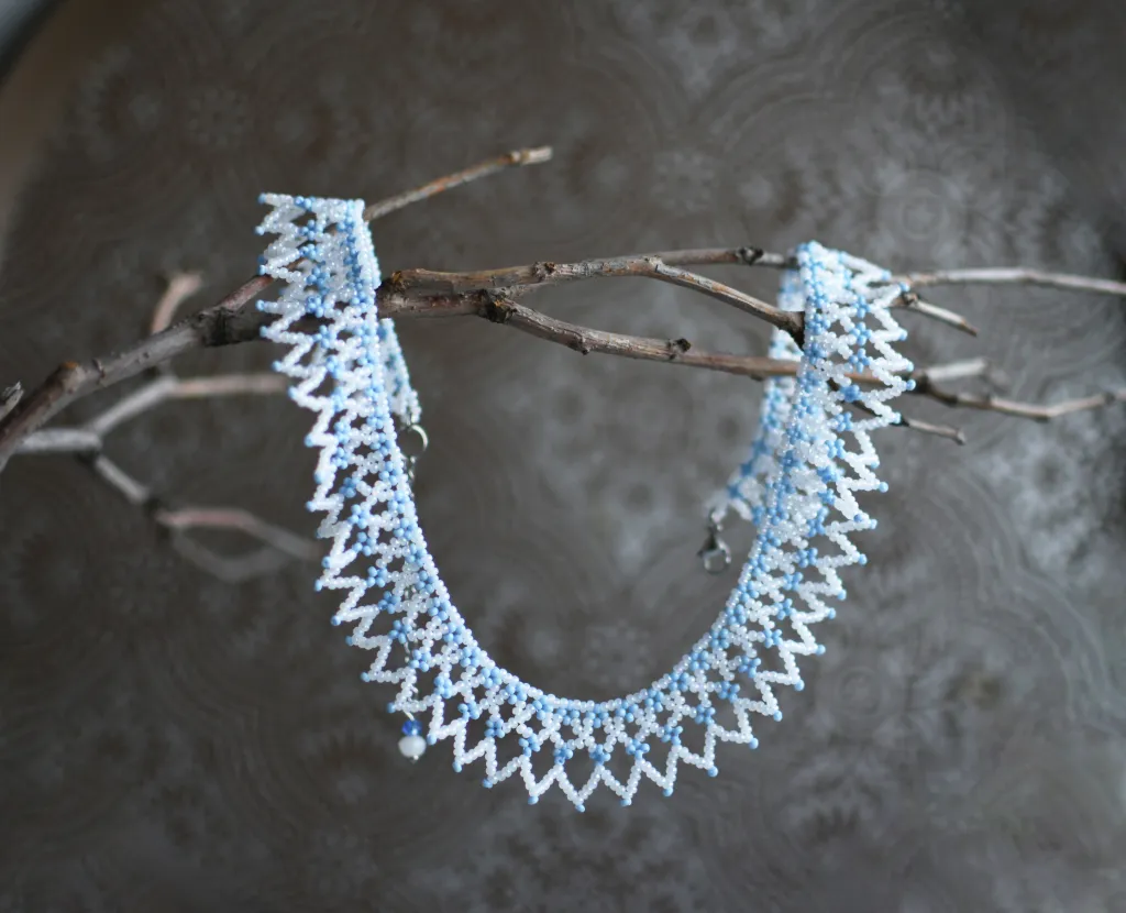 Бело-голубое ожерелье из бисера