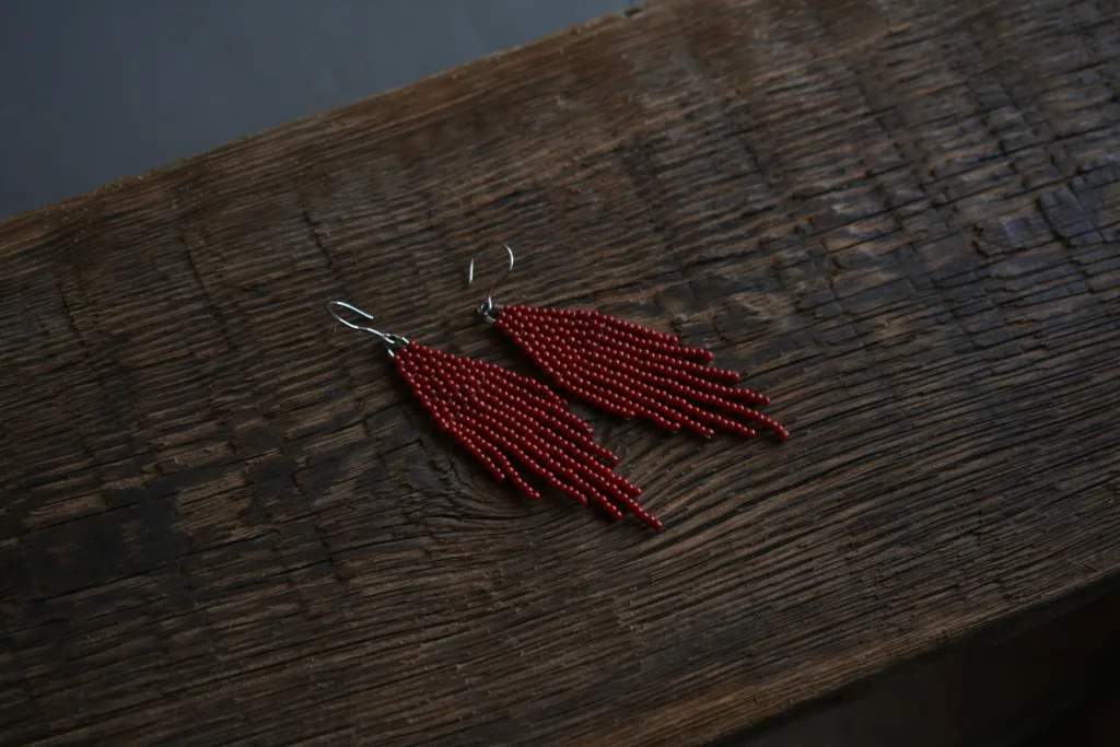 Красные серьги из бисера с бахромой