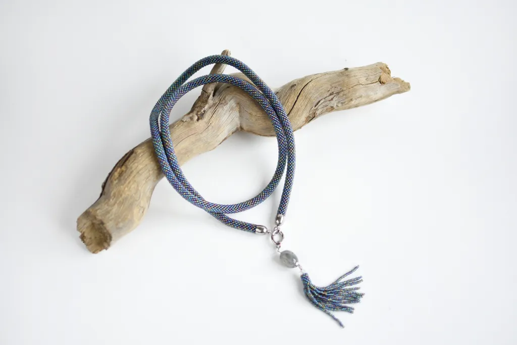 Длинный серый жгут с лабрадором и кисточкой