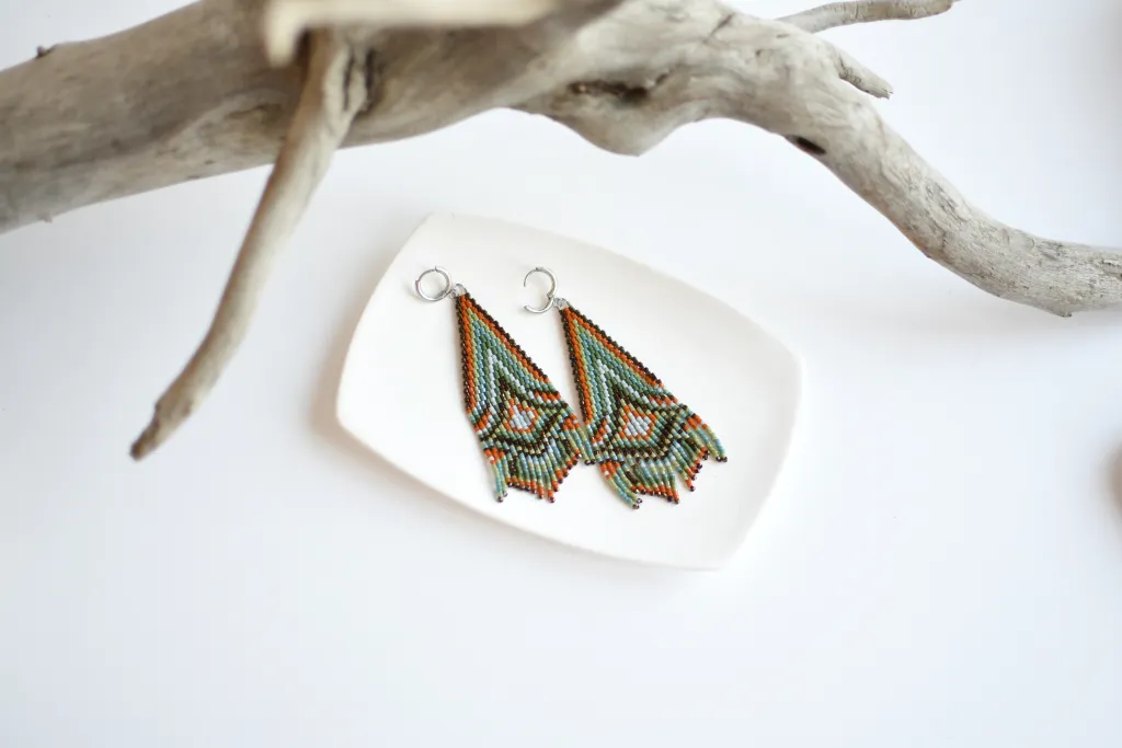 Длинные серьги с бахромой из бисера