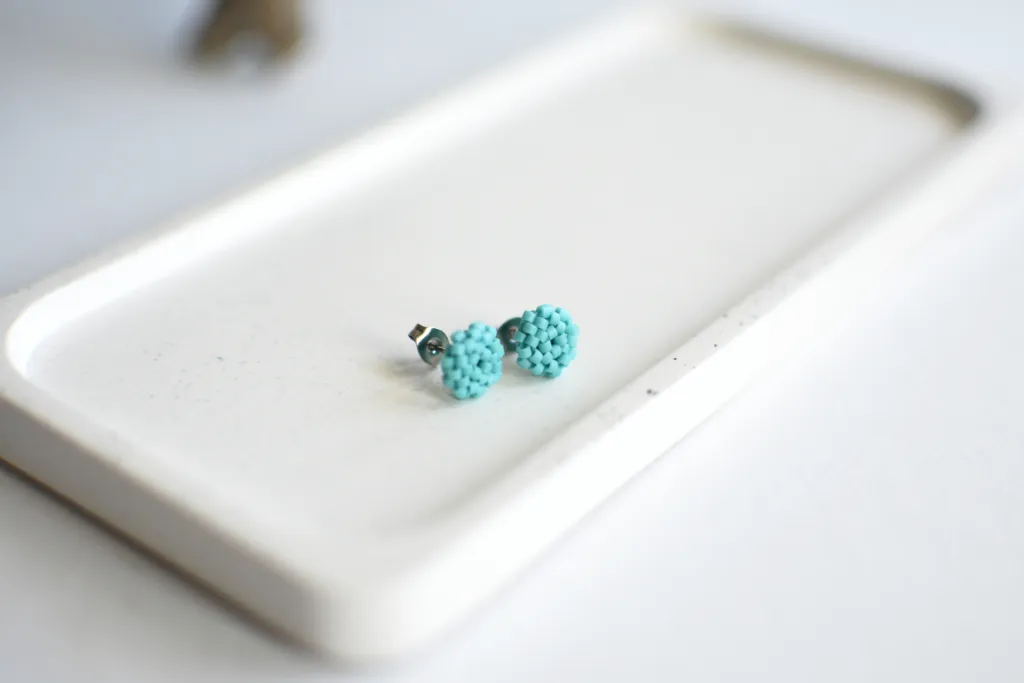 Бирюзовые серьги-гвоздики из бисера