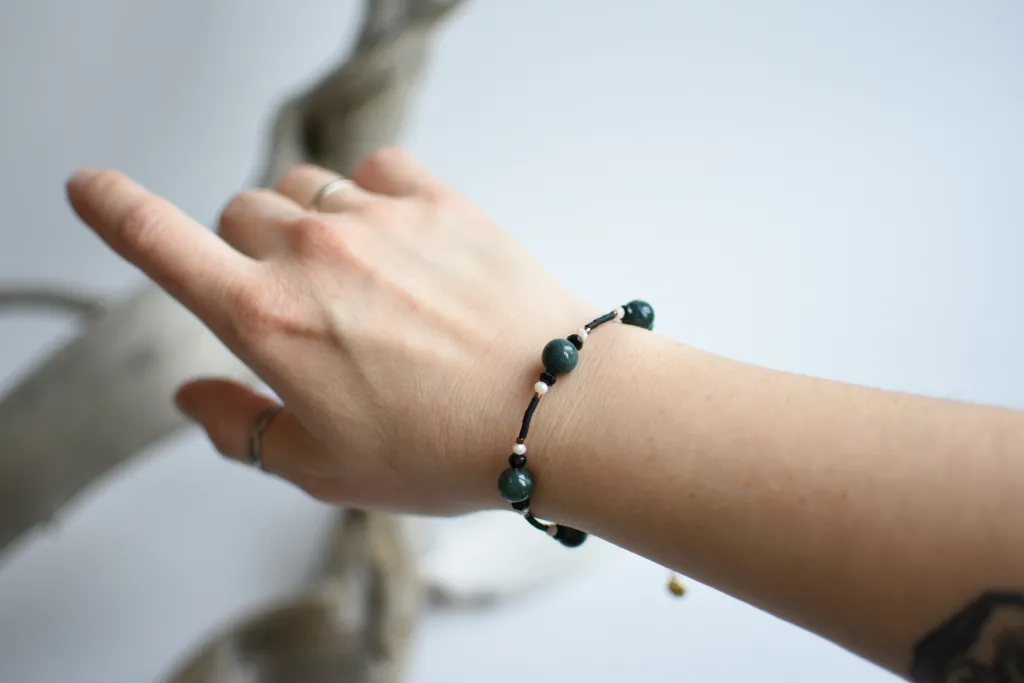 Комплект из браслета и серёжек с халцедоном