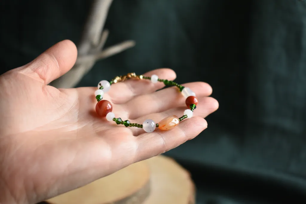 Яркий браслет с натуральными камнями