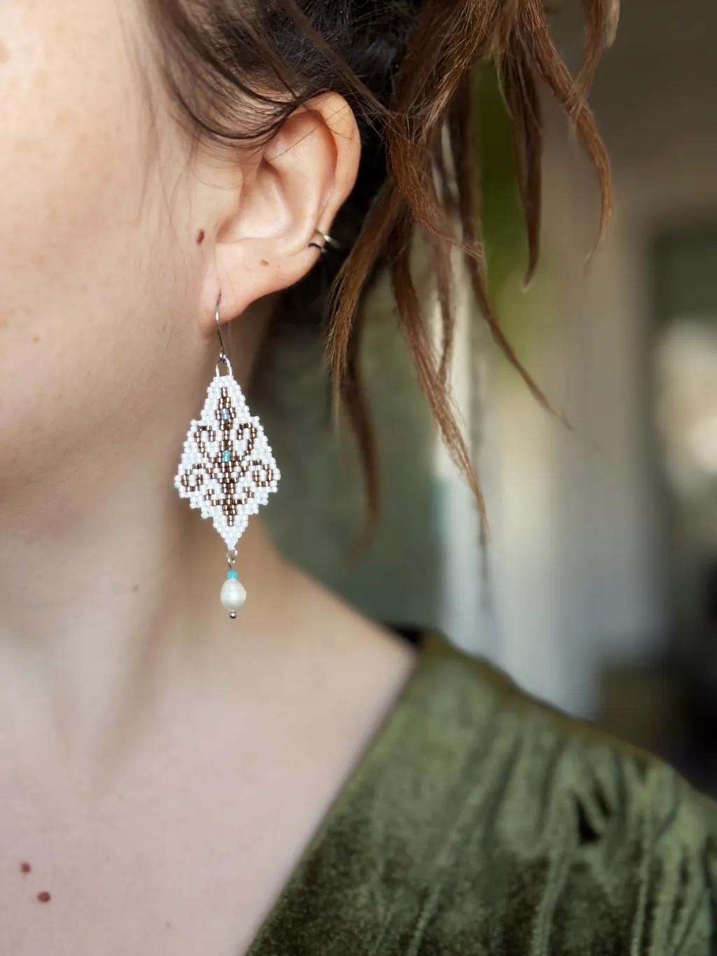 Белые серьги из бисера с жемчугом