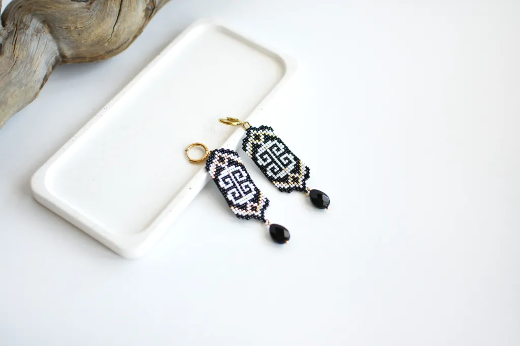 Чёрно-белые серьги с орнаментом