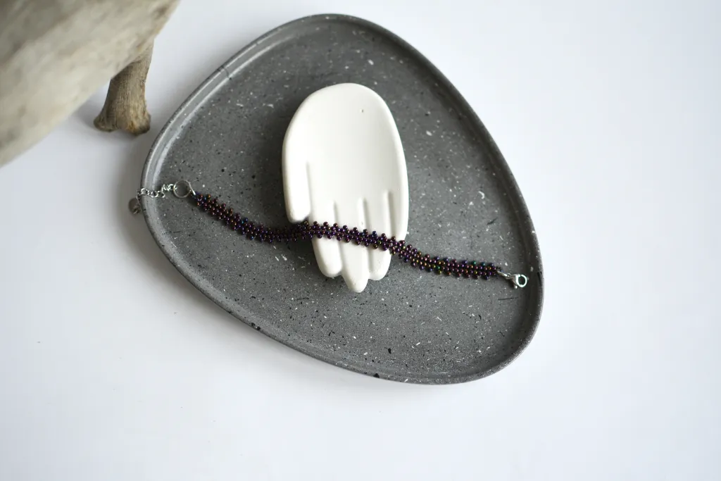 Фиолетовый браслет из бисера