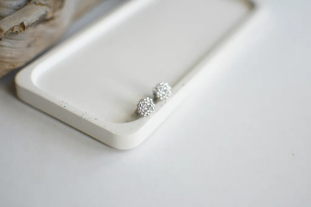 Серебристые серьги-гвоздики из бисера