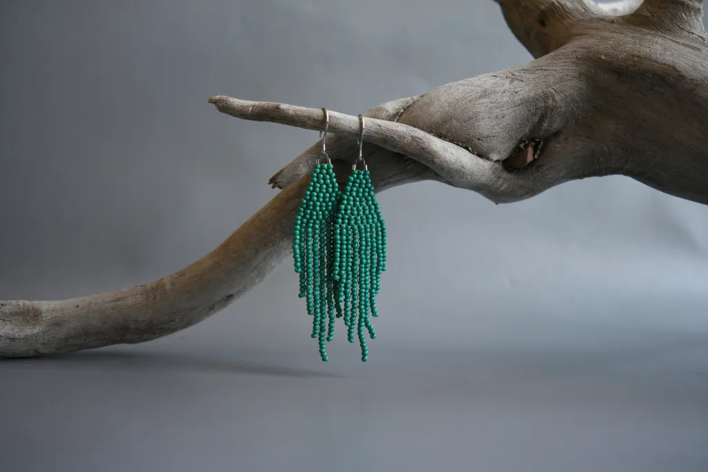 Зелёные серьги из бисера с бахромой