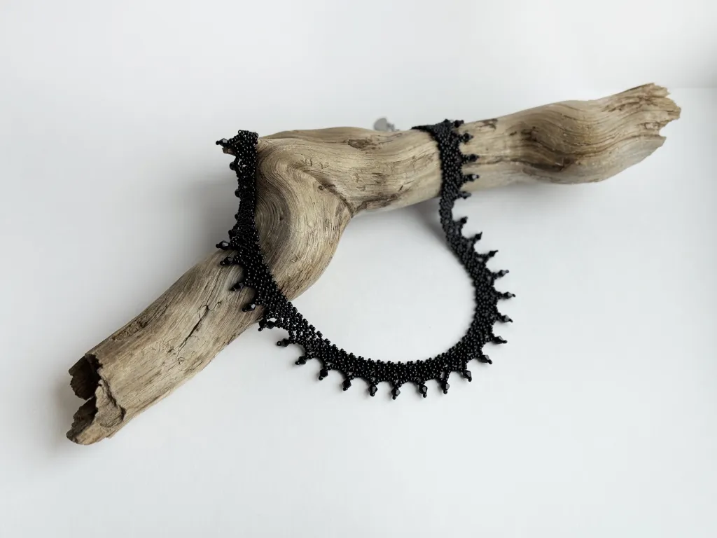 Черное ажурное колье из бисера