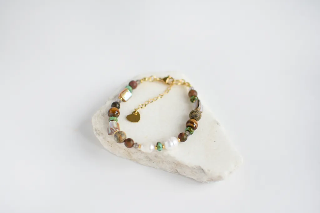 Браслет с тигровым глазом и перламутром