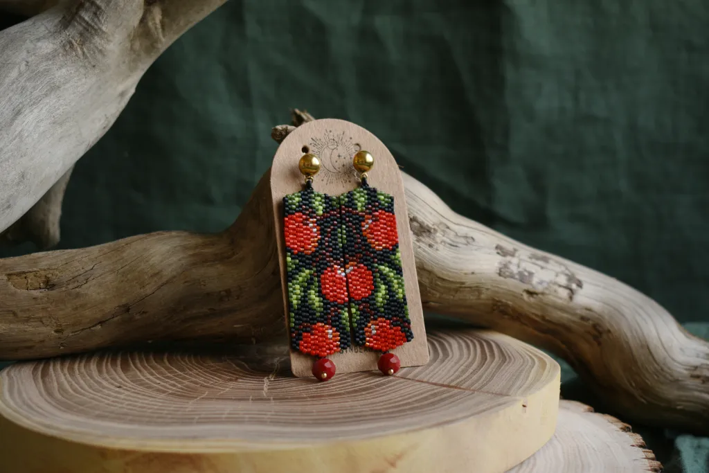 Серьги из бисера с яблоками