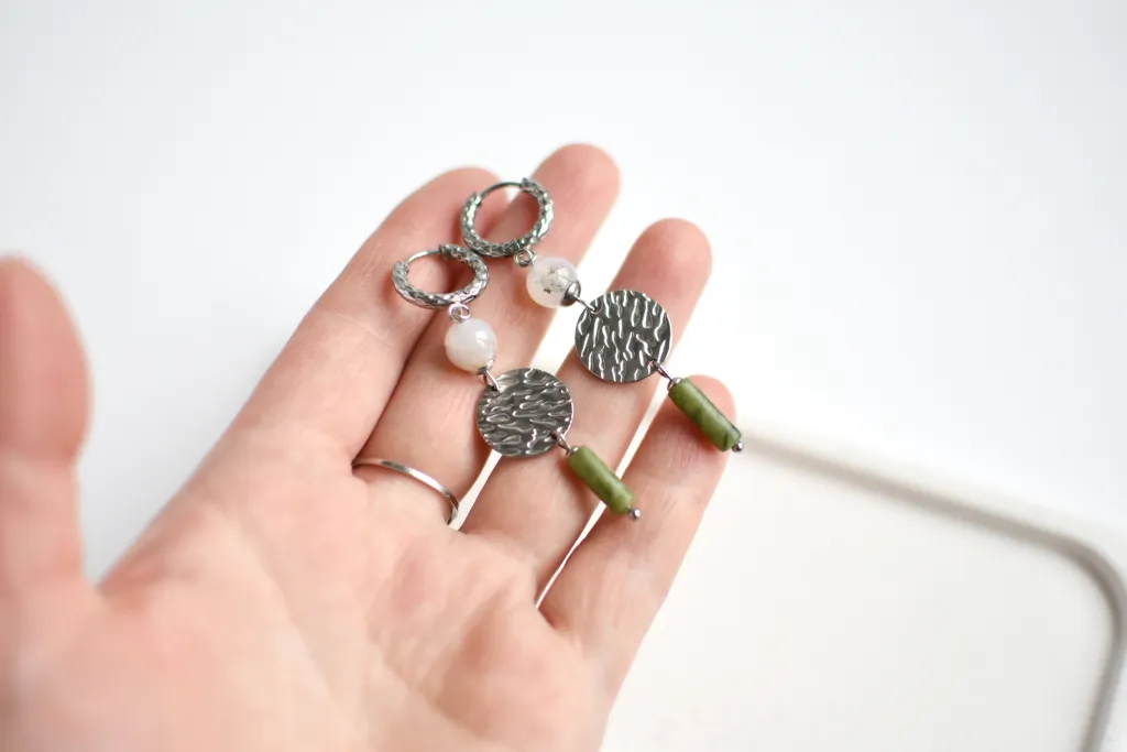 Серьги "Монетки" с серпентином и халцедоном