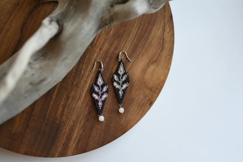 Черные серьги из бисера с веточками