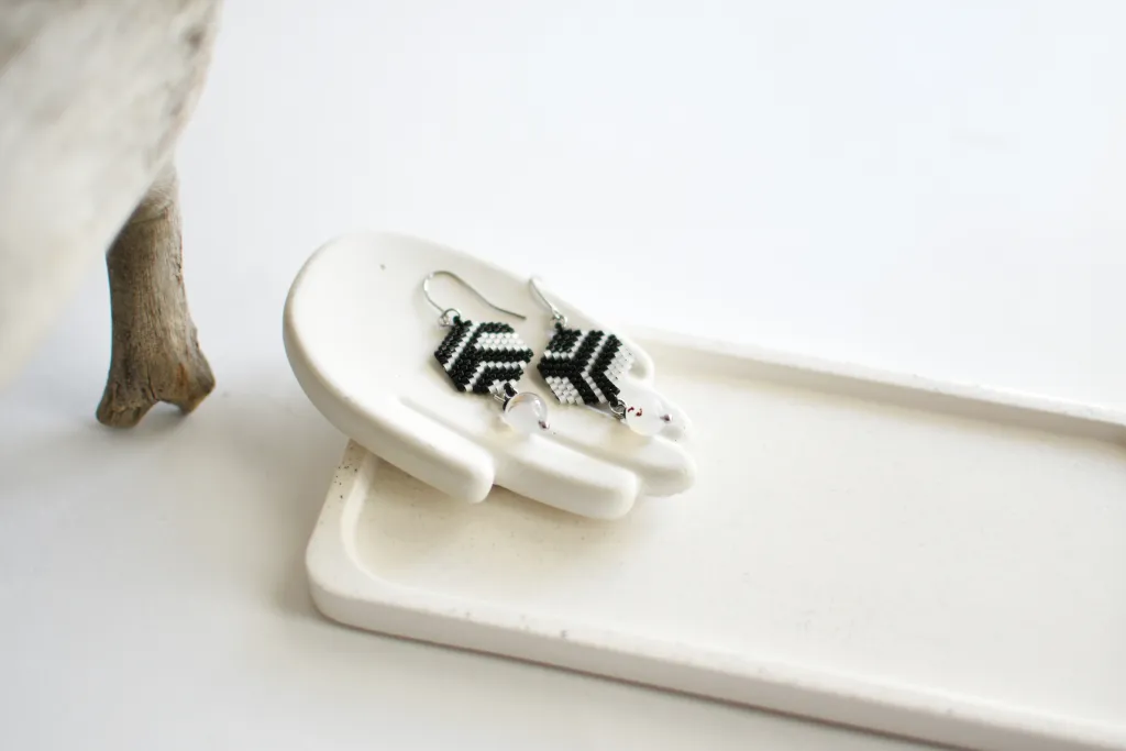 Серьги из бисера с халцедоном