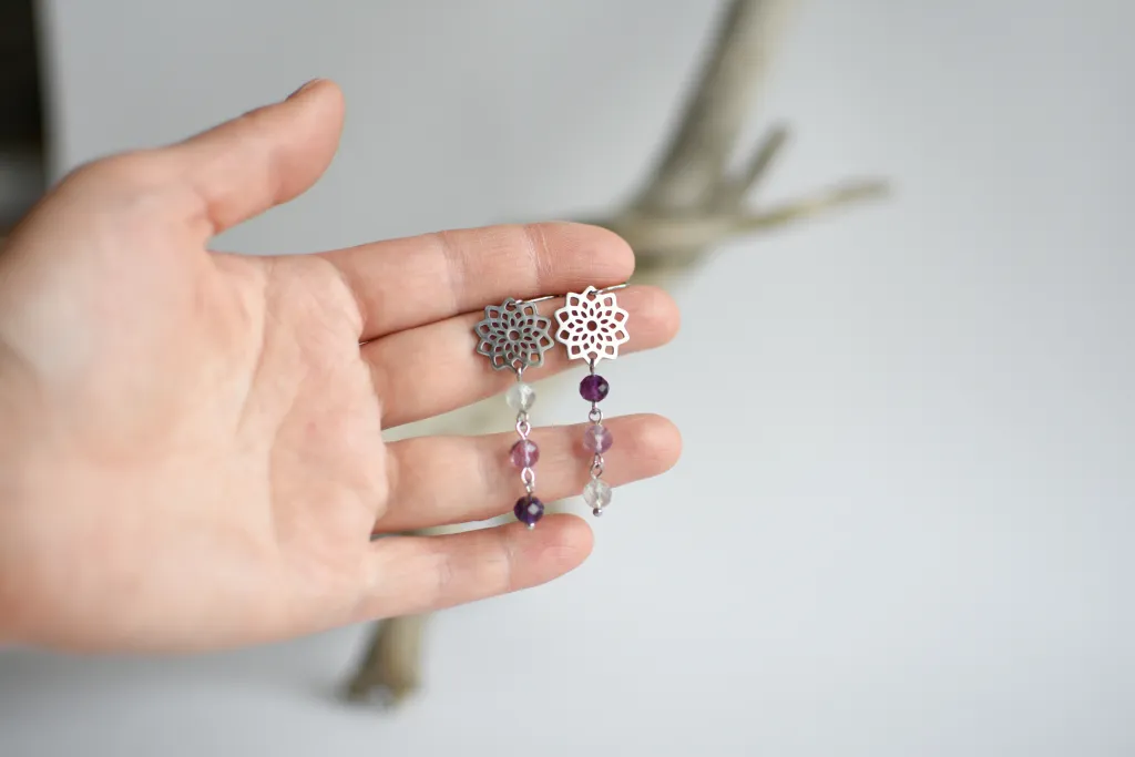 Цветочные серьги с флюоритом