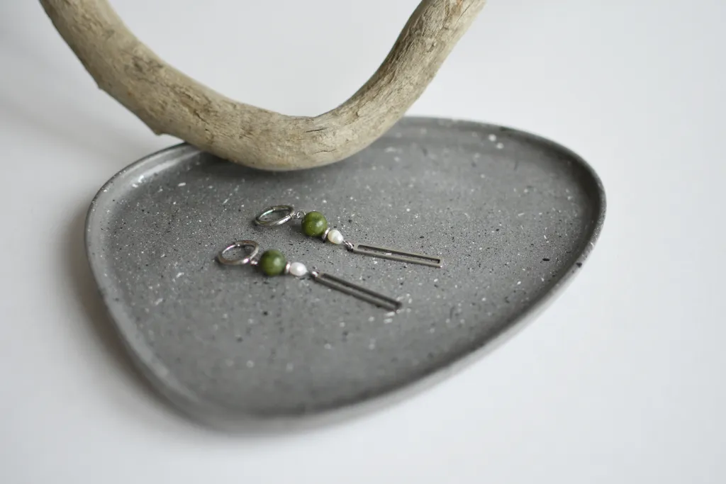 Серьги с серпентином и жемчугом