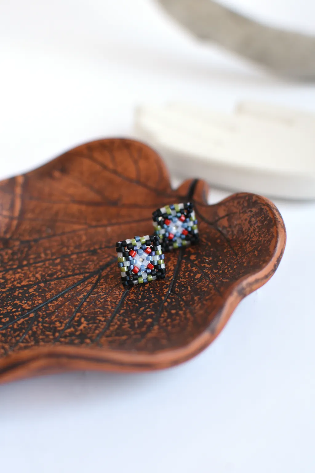 Серьги пуссеты из бисера