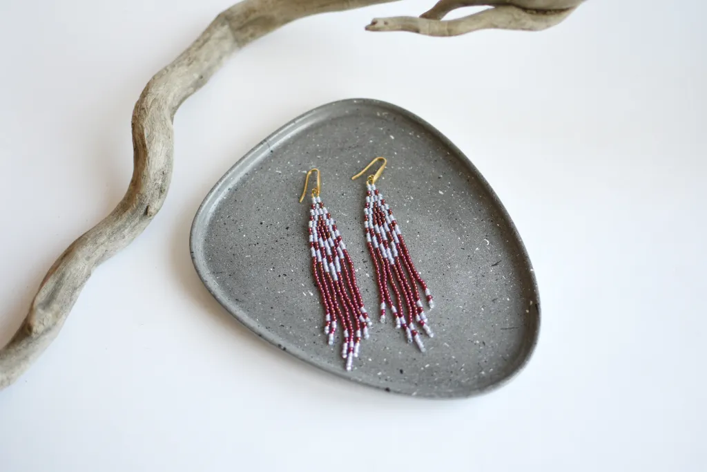 Красно-сиреневые серьги из бисера