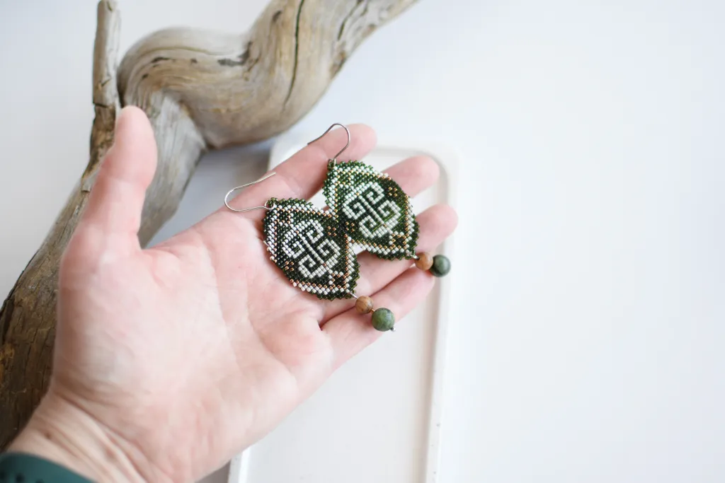 Зелёные этнические серьги из бисера