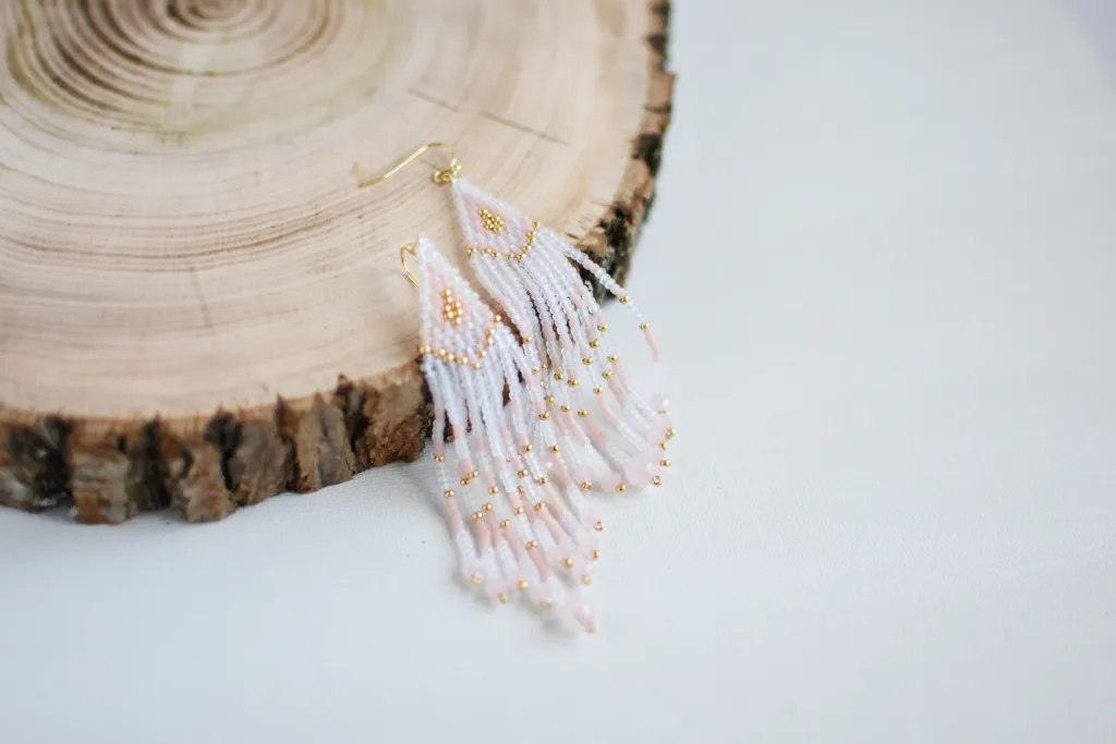 Серьги из бисера с бахромой и розовым кварцем