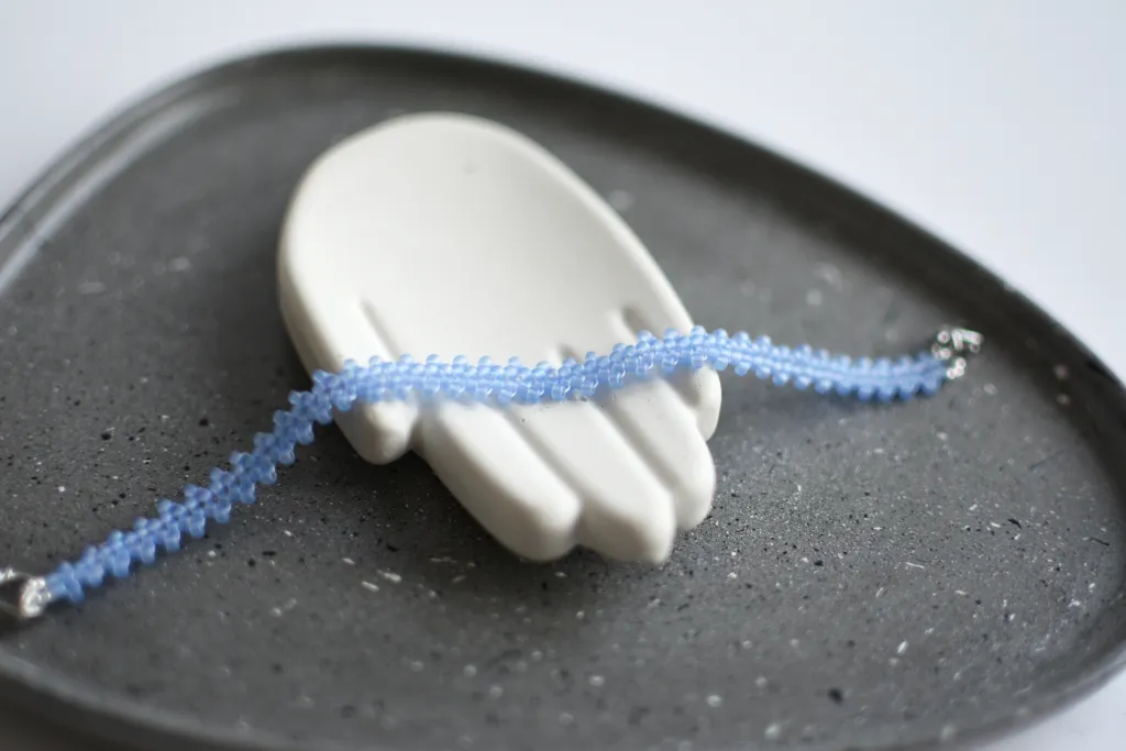 Голубой браслет из бисера