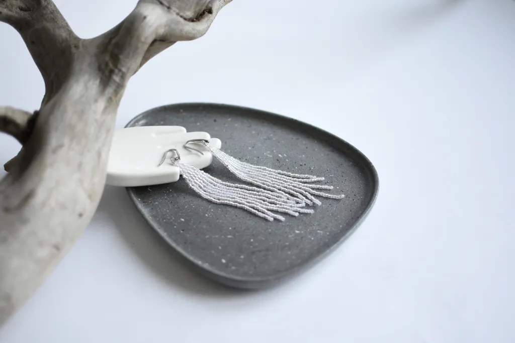 Белые серьги из бисера