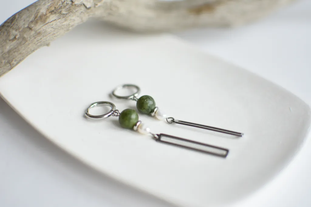 Серьги с серпентином и жемчугом