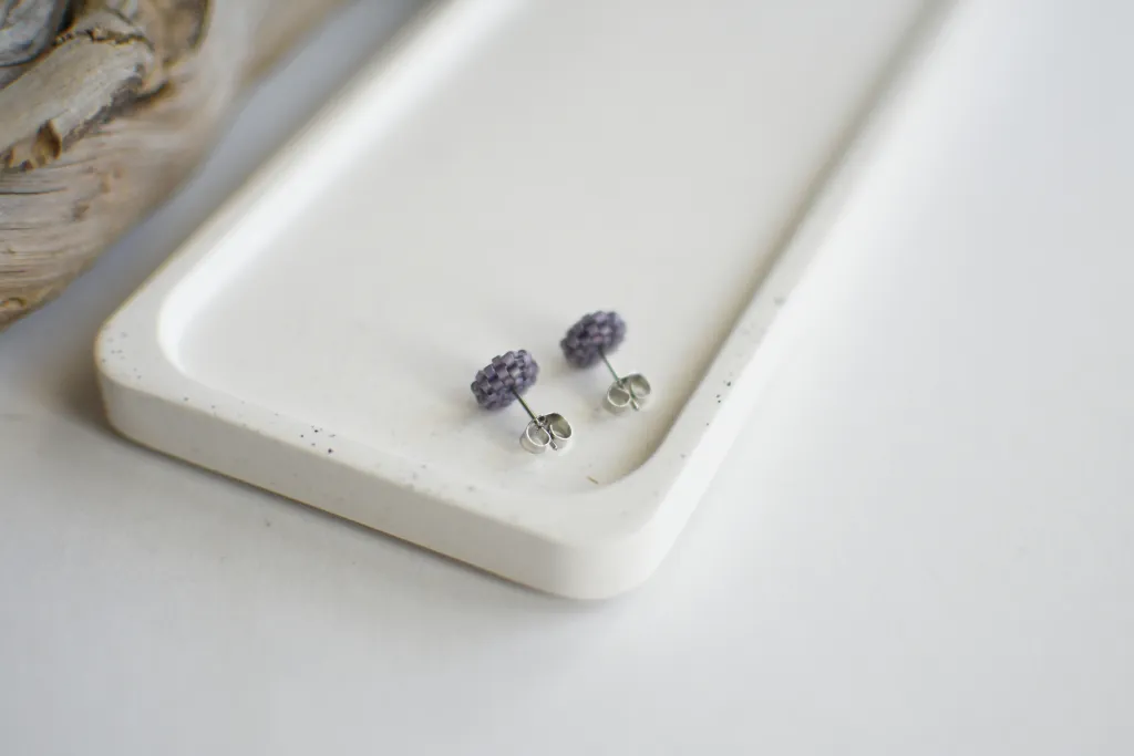 Сиреневые серьги-гвоздики из бисера