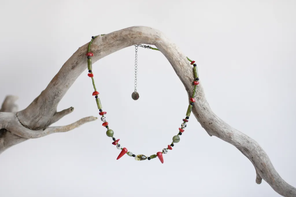 Колье с серпентином и кораллом