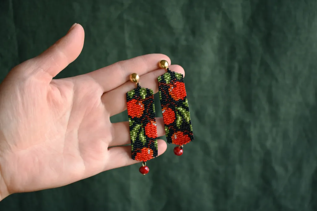 Серьги из бисера с яблоками