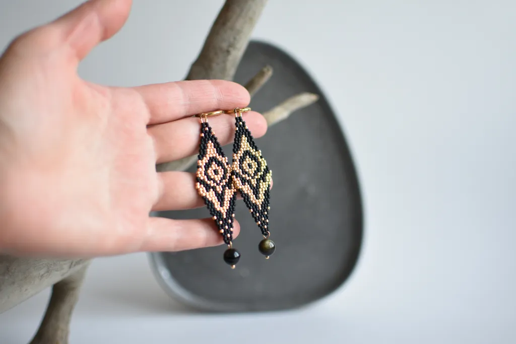 Чёрно-золотистые серьги из бисера
