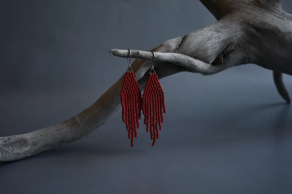 Красные серьги из бисера с бахромой