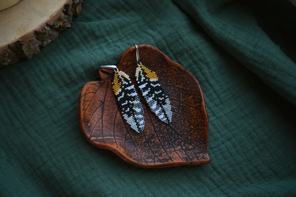 Серьги из бисера "Перо ястреба"