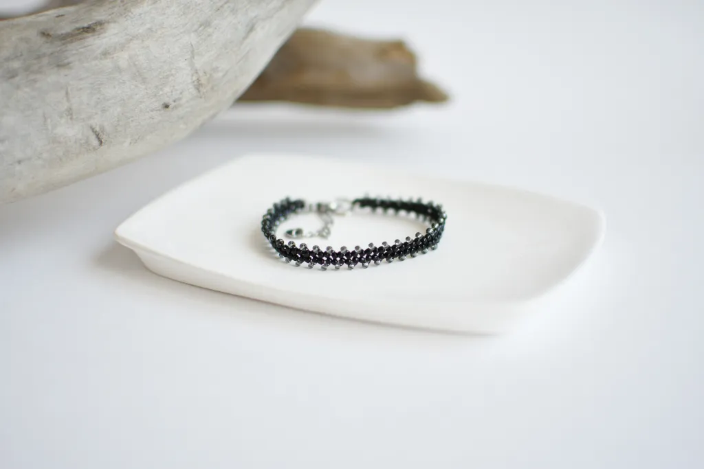 Чёрно-серый браслет из бисера