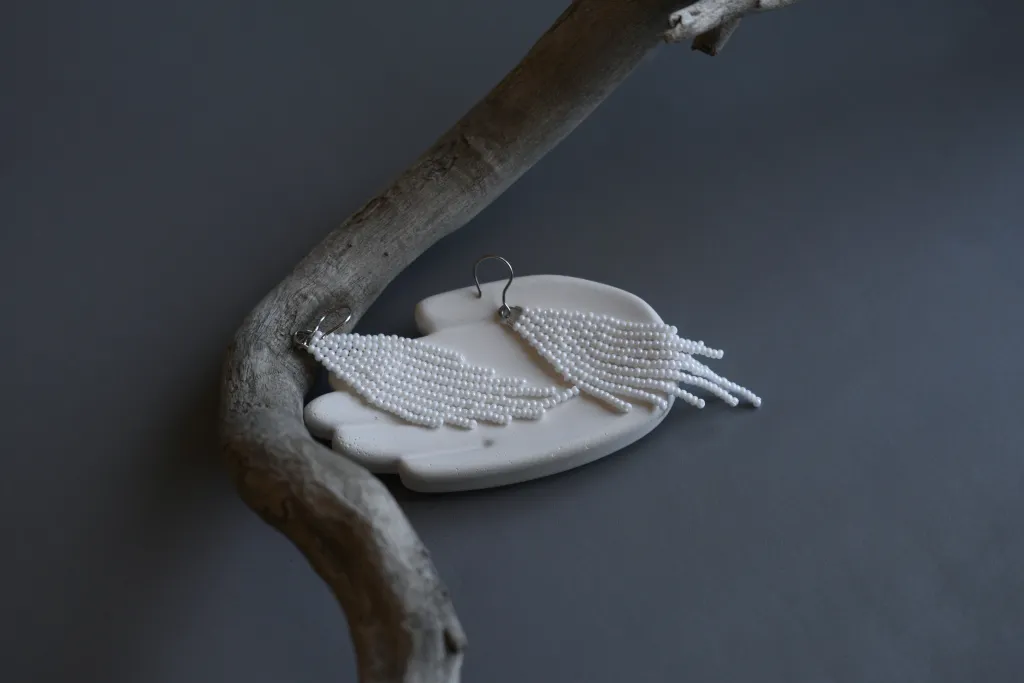 Белые серьги из бисера с бахромой