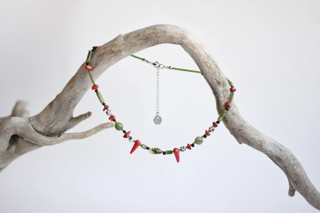 Колье с серпентином и кораллом