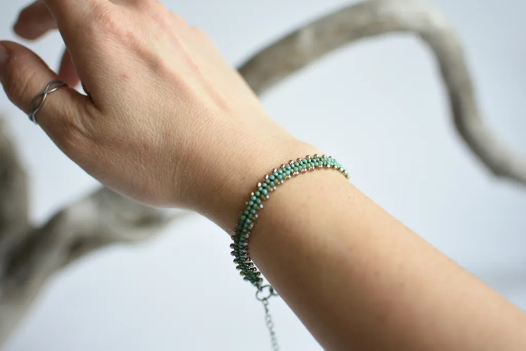 Бирюзовый браслет из бисера