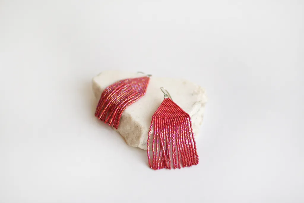 Алые серьги из бисера с бахромой