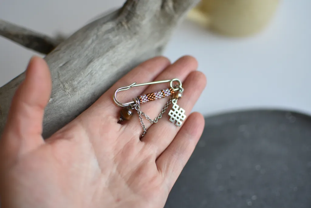 Брошь-булавка "Улзы" с тигровым глазом