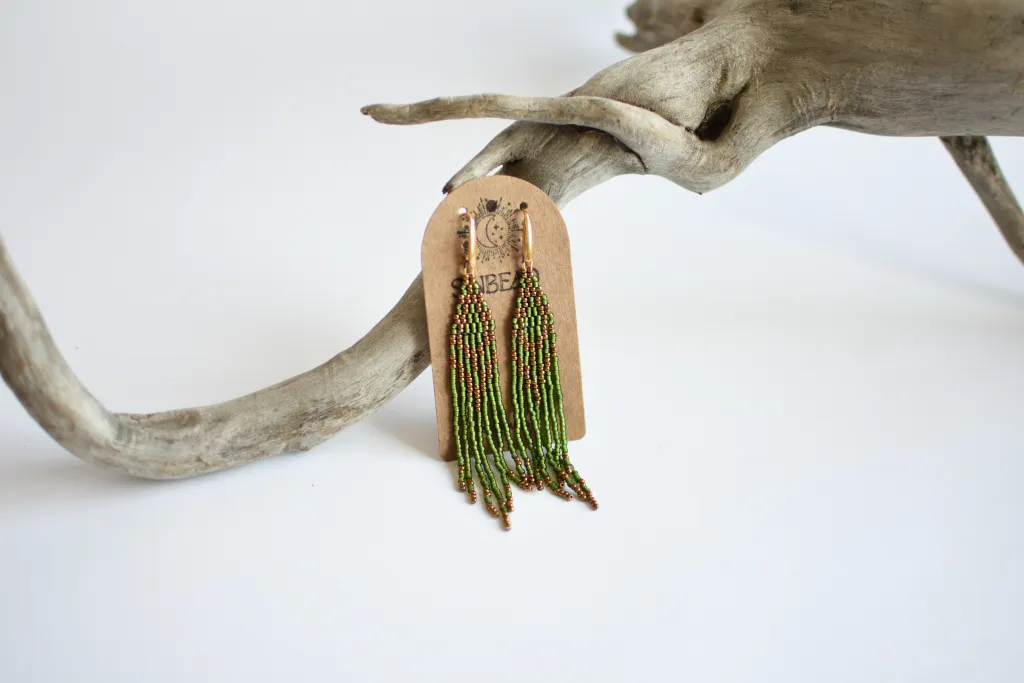 Зелёные серьги из бисера