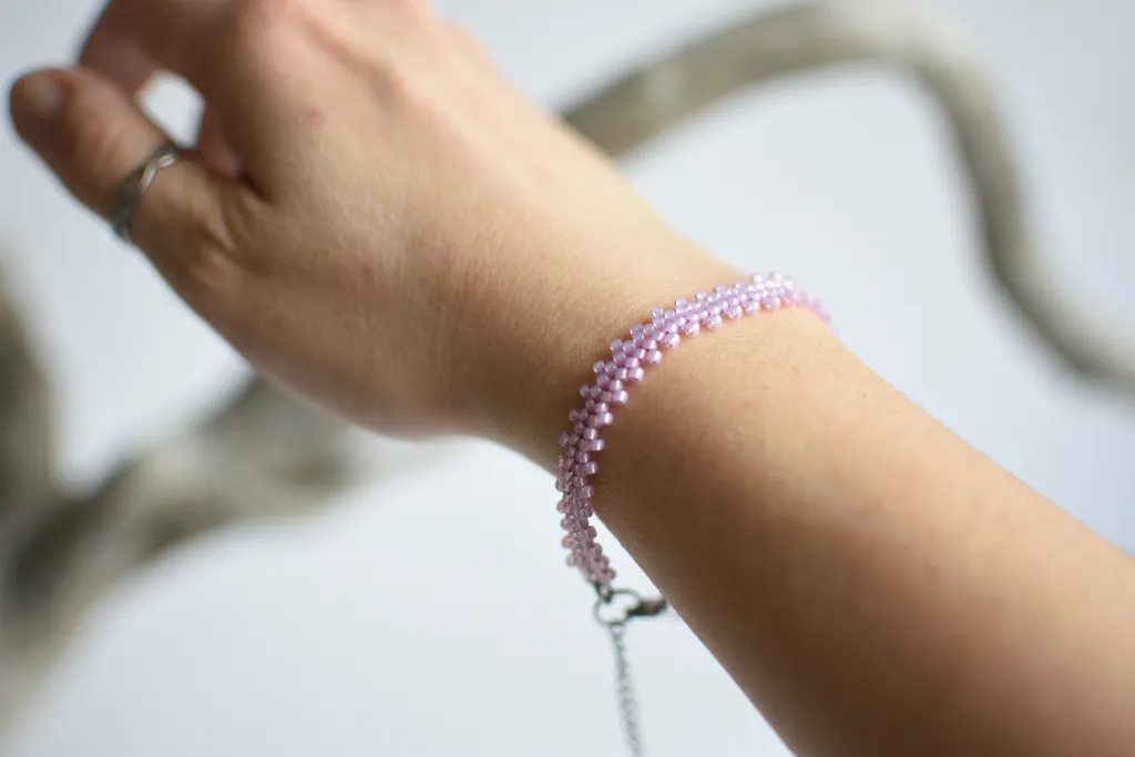 Розовый браслет из бисера