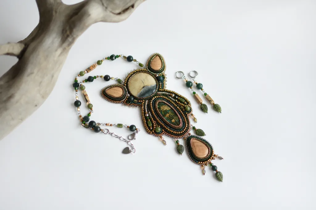 Колье из бисера с камнями "Хранитель трав"