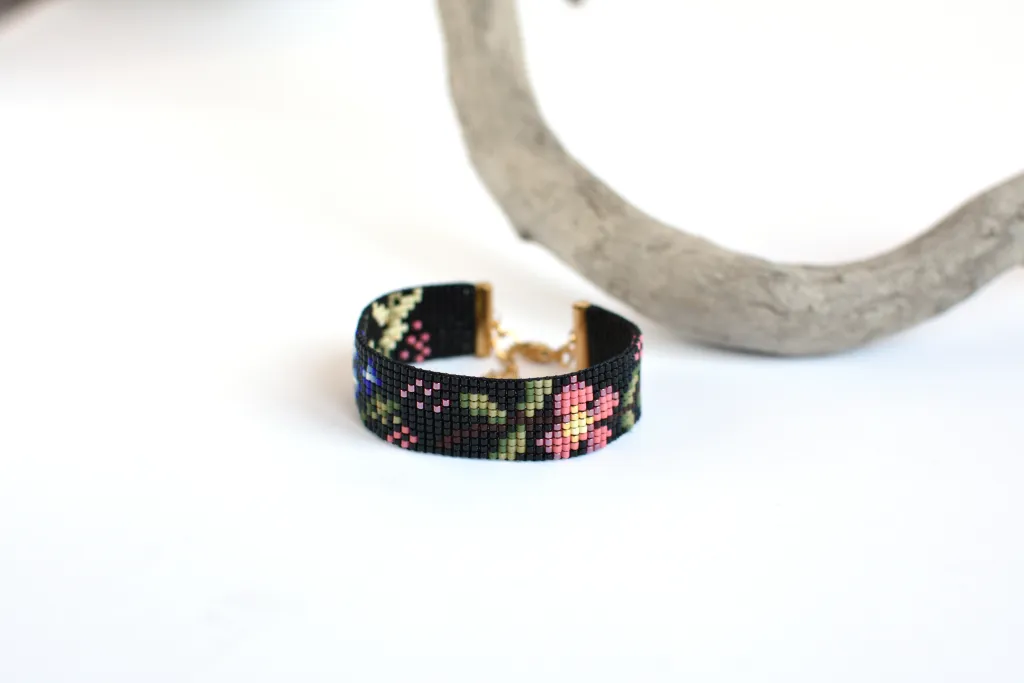 Цветочный браслет из бисера