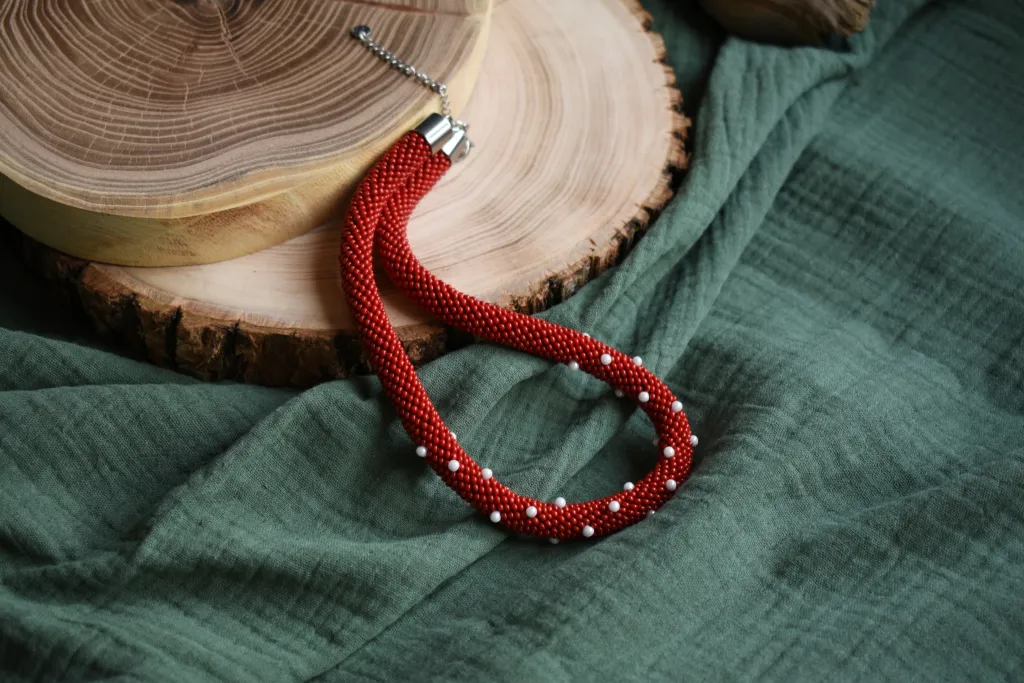 Красный жгут из бисера с белыми точками