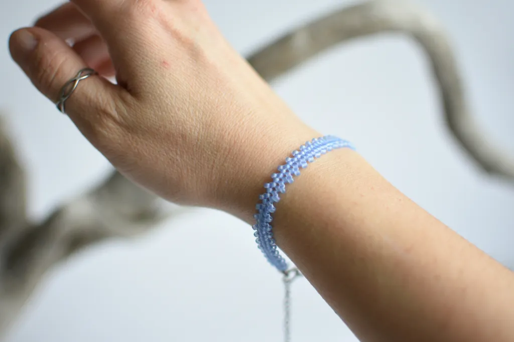 Голубой браслет из бисера