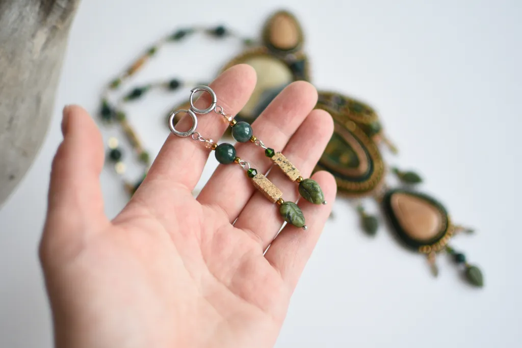 Колье из бисера с камнями "Хранитель трав"